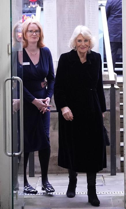 卡米拉王后成功洗白，她不再是王室名声最臭的人，安德鲁王子因为渎职问题被捕。查尔