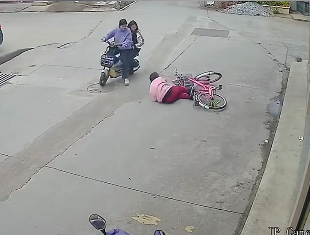 两名初中女生骑电动车见一女子摔倒好心扶起，却被女子索赔22万元！交警：“两名女孩