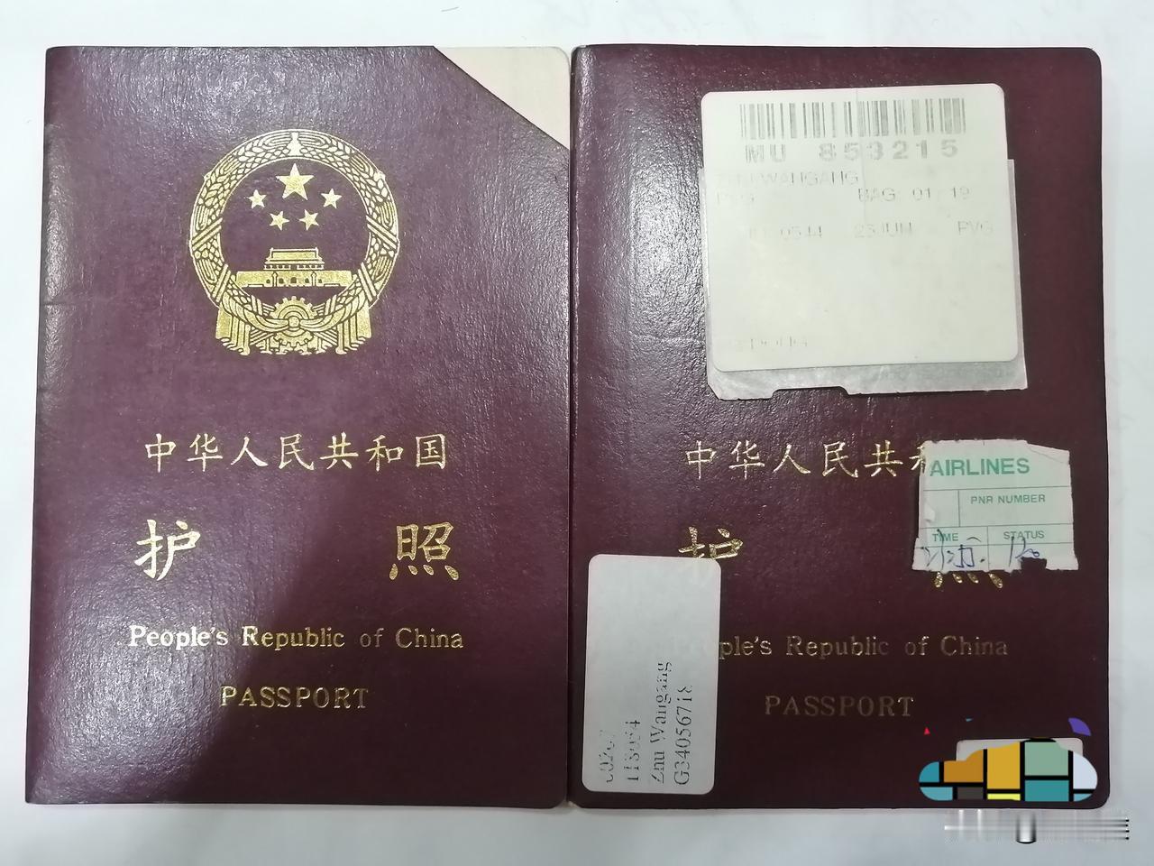 本人有两本护照，一本被剪角一本被贴满海关出入境的外文。一本是2004年办理的，而