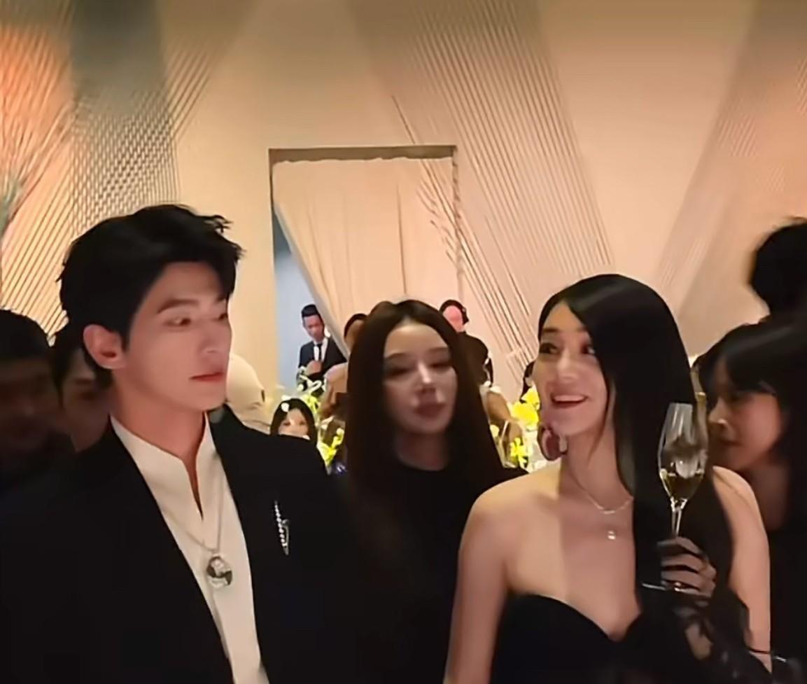 可以和六岁的女儿交差了。富婆这句不经意的大实话，戳穿了这场晚宴里最扎心的本质。