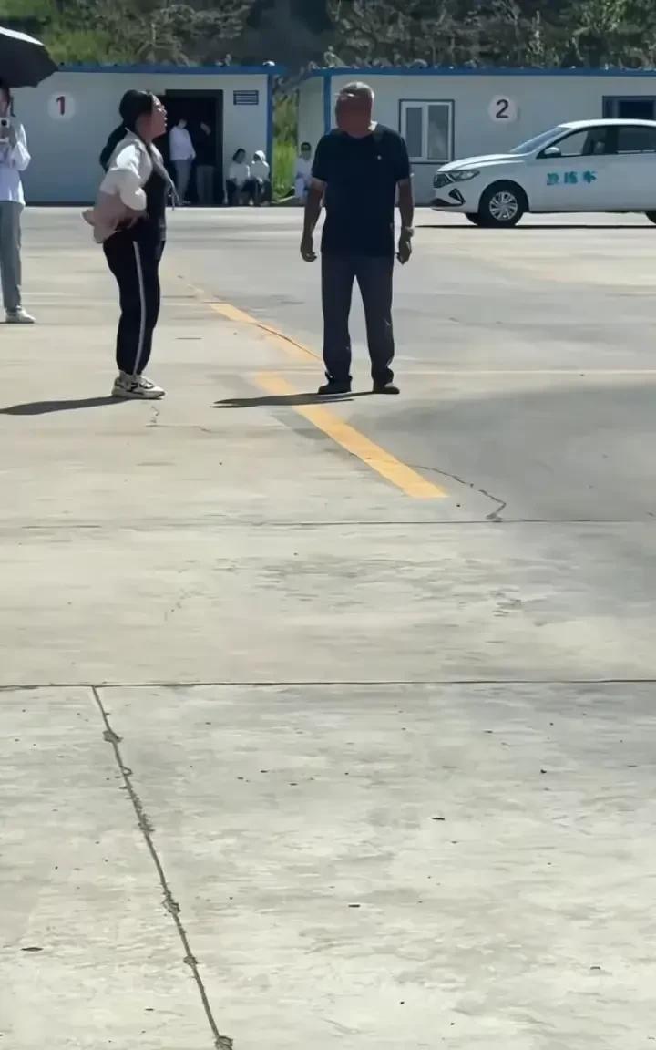 这就是被家长宠坏的孩子！学车不让教练压车，好说歹说，让教练压车了，女孩又不让其他
