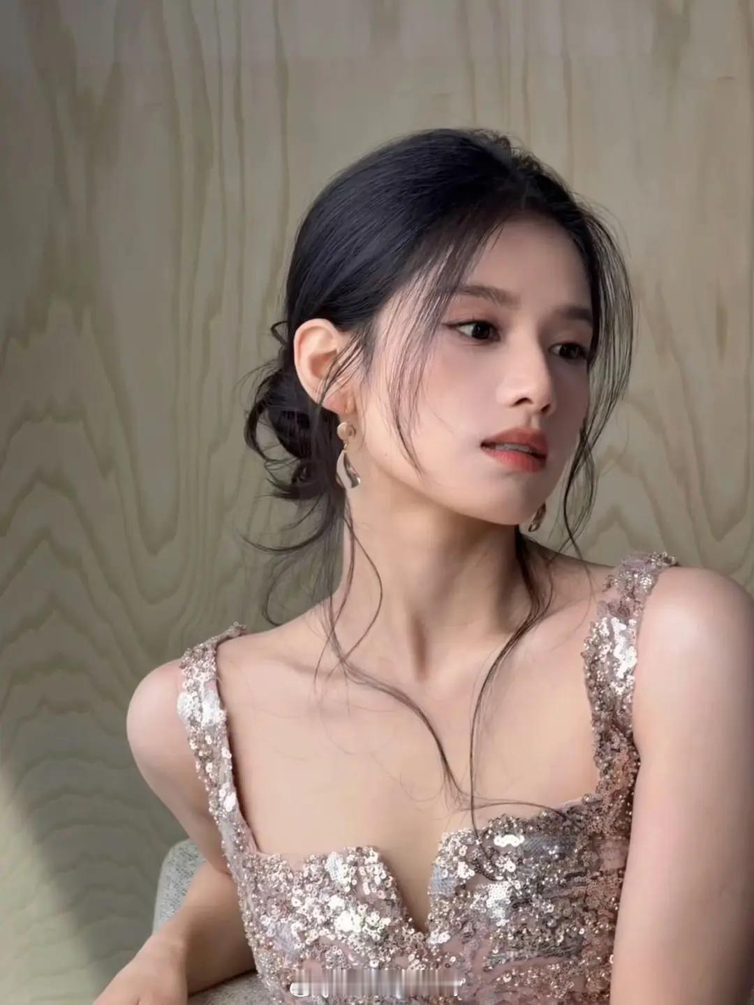 11月出席7场品牌活动的张婧仪每一场都超美