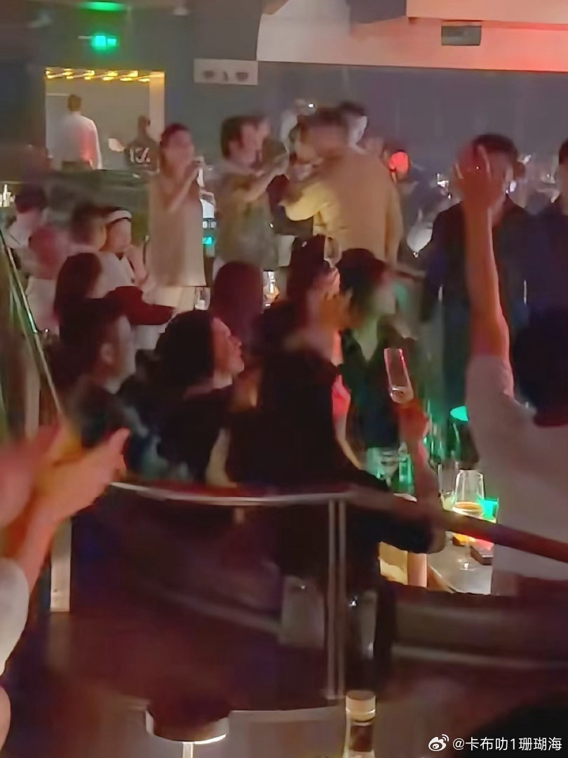 凭实力刷到小S现身上海酒吧，老公、女儿、S妈她超级捧场，旁边的S妈也挺放松的。小