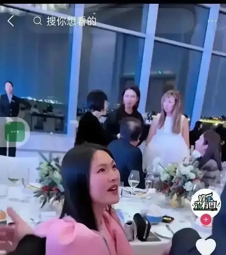 李湘拍照被拦，老钱圈真翻脸昨晚澳门那场小宴，李湘刚举起手机，何超琼一句别拍