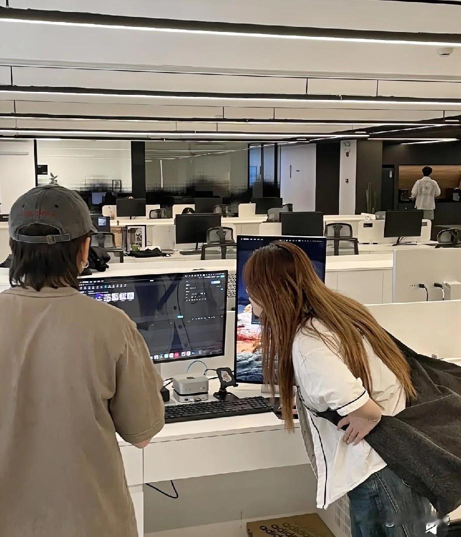 新来不久的营销副总在本周管理周会上提出了一个非常尖锐的问题：销售人员在前线冲锋陷