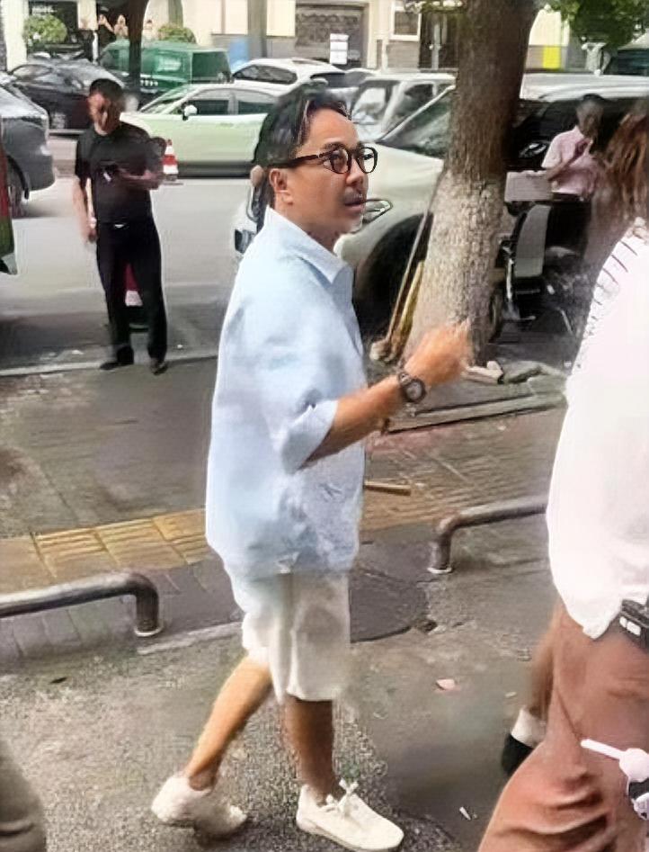 主持人汪涵和沈梦辰现身长沙街头，沈梦辰身材修长，年轻漂亮，而汪涵头发花白凌乱，胡