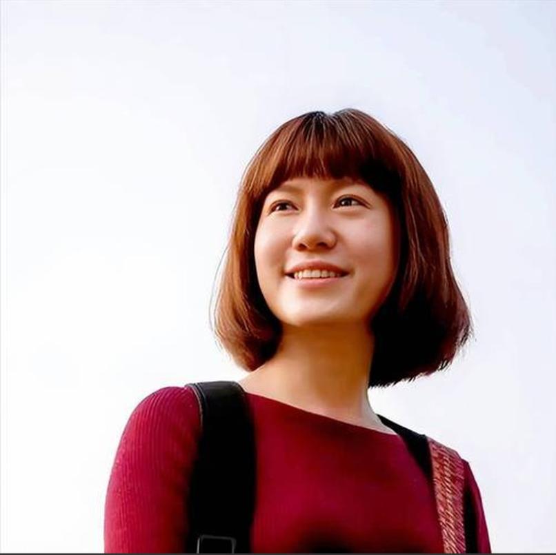 翁帆没住在豪宅里，她住的是清华园里一间有法律保障的终身居住权的房子，不是她的，但