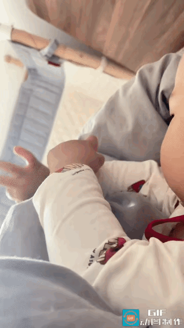 近日，福建发生了一件让人开怀大笑的事。一个小宝宝正躺在床上，妈妈发现他正在拈衣服