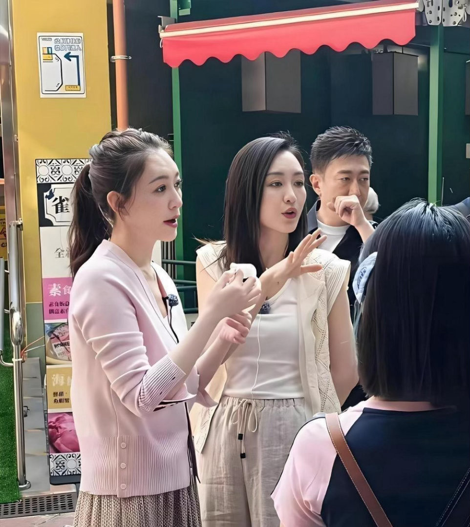 原来王鸥和李小冉现实里是这般模样，褪去镜头滤镜，真实状态尽显。​​​