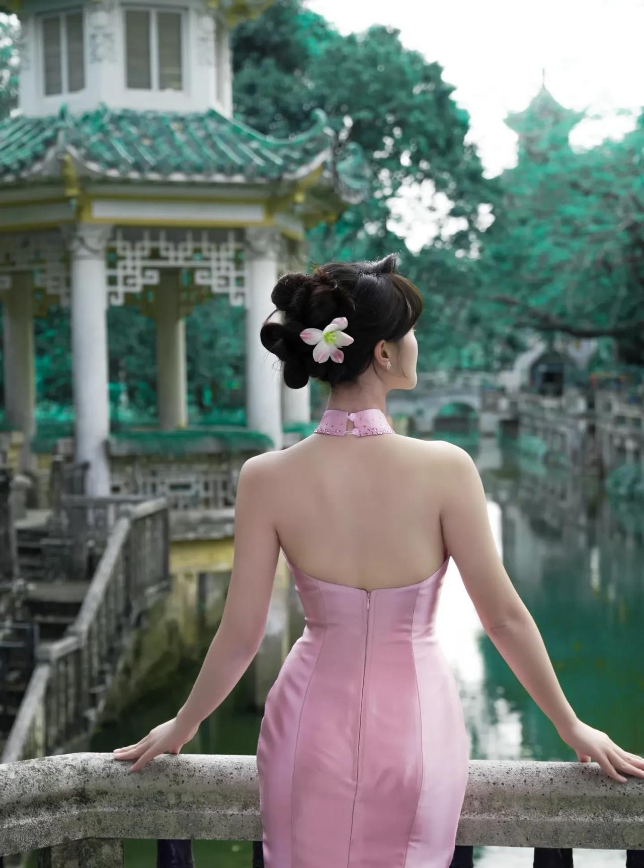 蓝盈莹的后背，你们什么感觉？常年健身的人，果然不同凡响她是曹骏的前女友她更