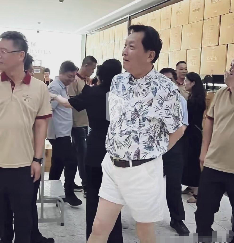唐国强肚大腿细肌肉流失严重，太缺乏锻炼了！