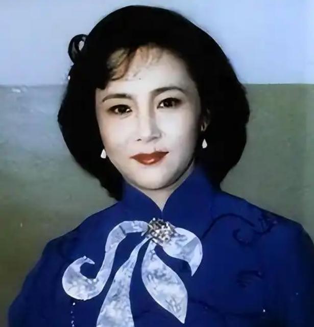 【她曾是央视最美主持人，吞下300粒安眠药，抢救7天7夜才活过来】80年代的央