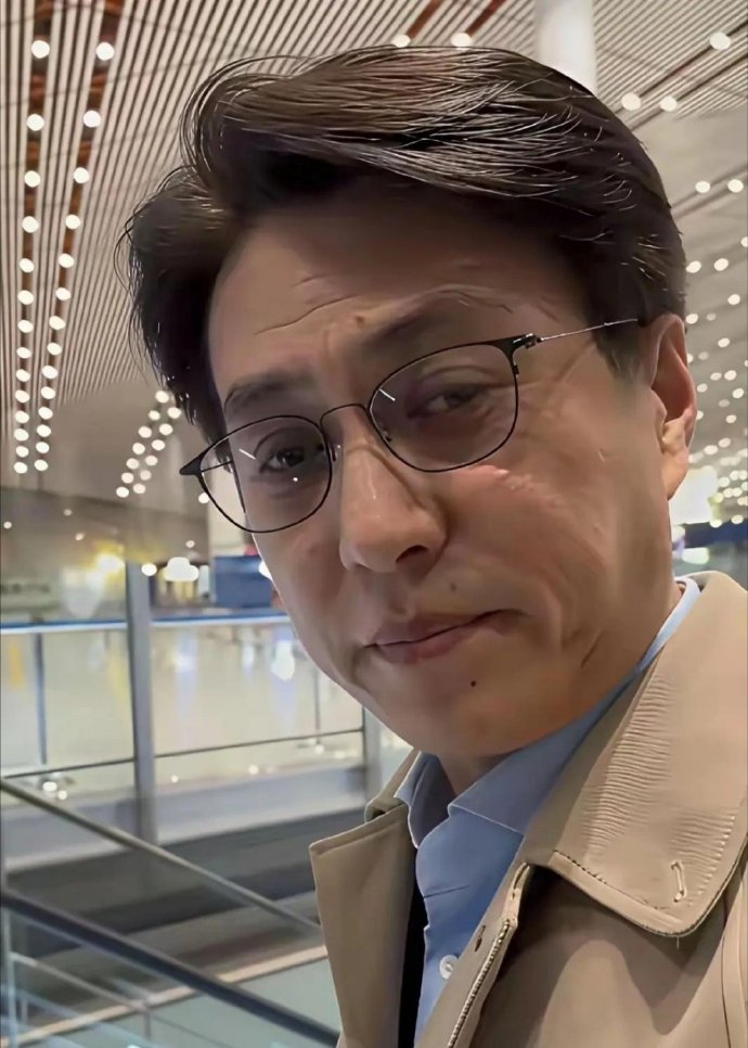 不到50岁，靳东素颜还是略显老了，脸上有明显皱纹。​​​