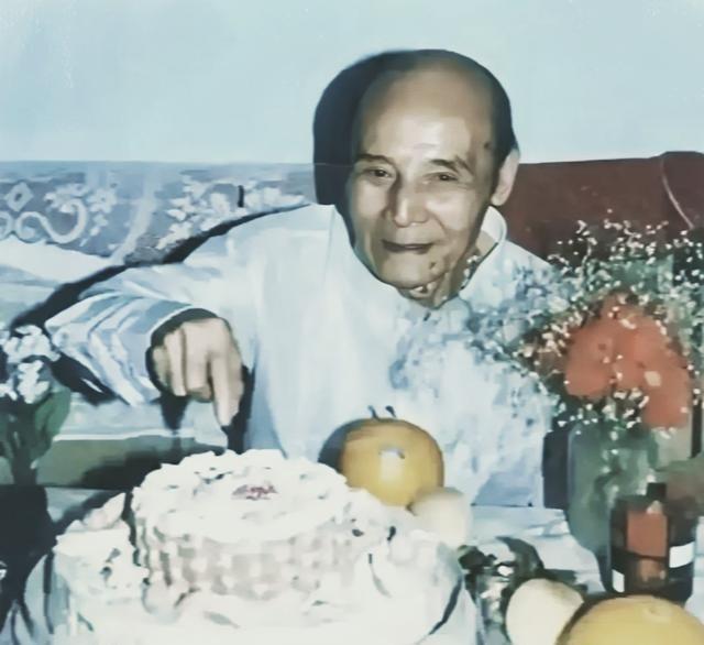 1954年秋天，上海市公安局情报主任胡均鹤接到去北京开会的通知，刚进公安部大门，