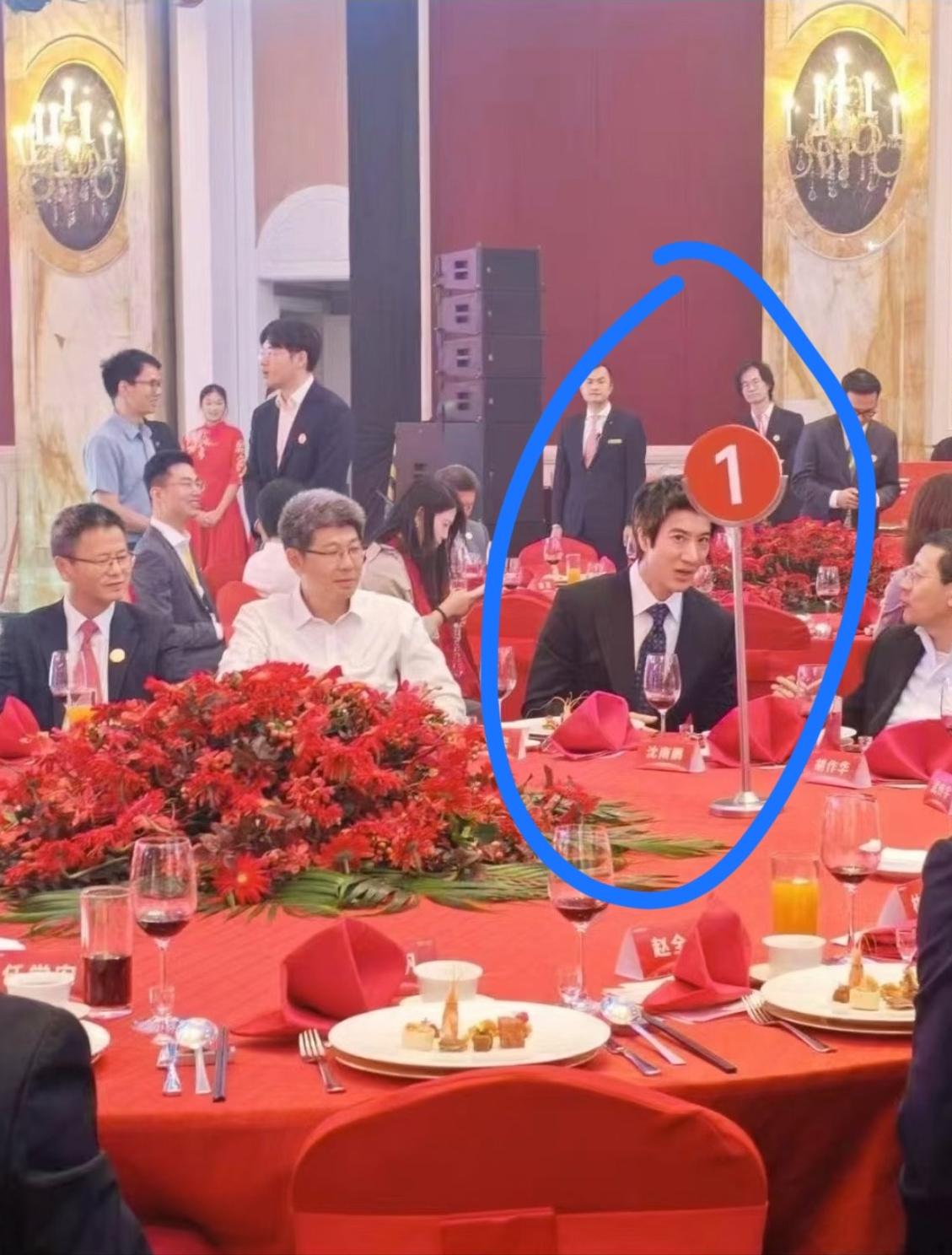 终于知道为什么王力宏能坐1号主桌，不是因为他是娱乐圈的身份高，也不是因为他个