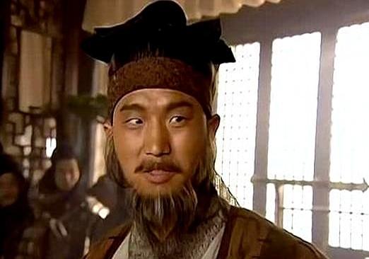 当年魔教十大长老围攻华山派时，之见魔教十大长老身穿黑衣，腰束黄色丝带。这场大