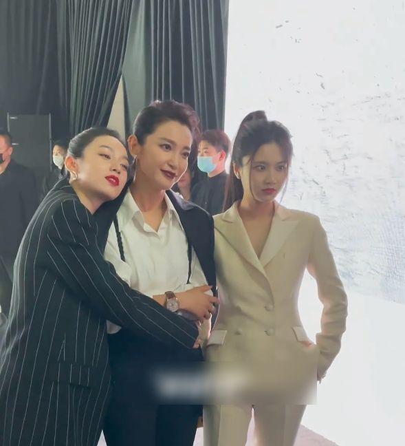 虽然昨晚很多人骂张慧雯，但我依然挺喜欢她的。说她情商低，我认可。当初在和