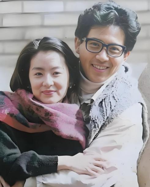 26岁已婚的秦汉爱上了17岁的林青霞，怀孕8个月的妻子邵乔茵心痛不已，