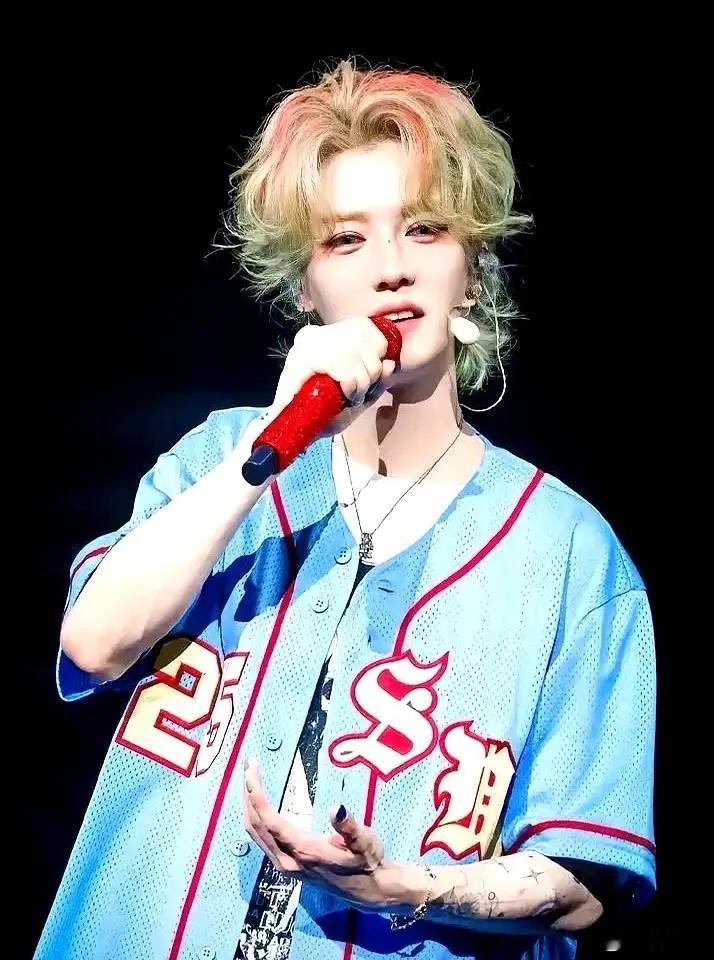 鹿晗这件事真的明朗了！鹿晗演唱会的表现，其实就是在点拨关晓彤！因为鹿晗当时的表现