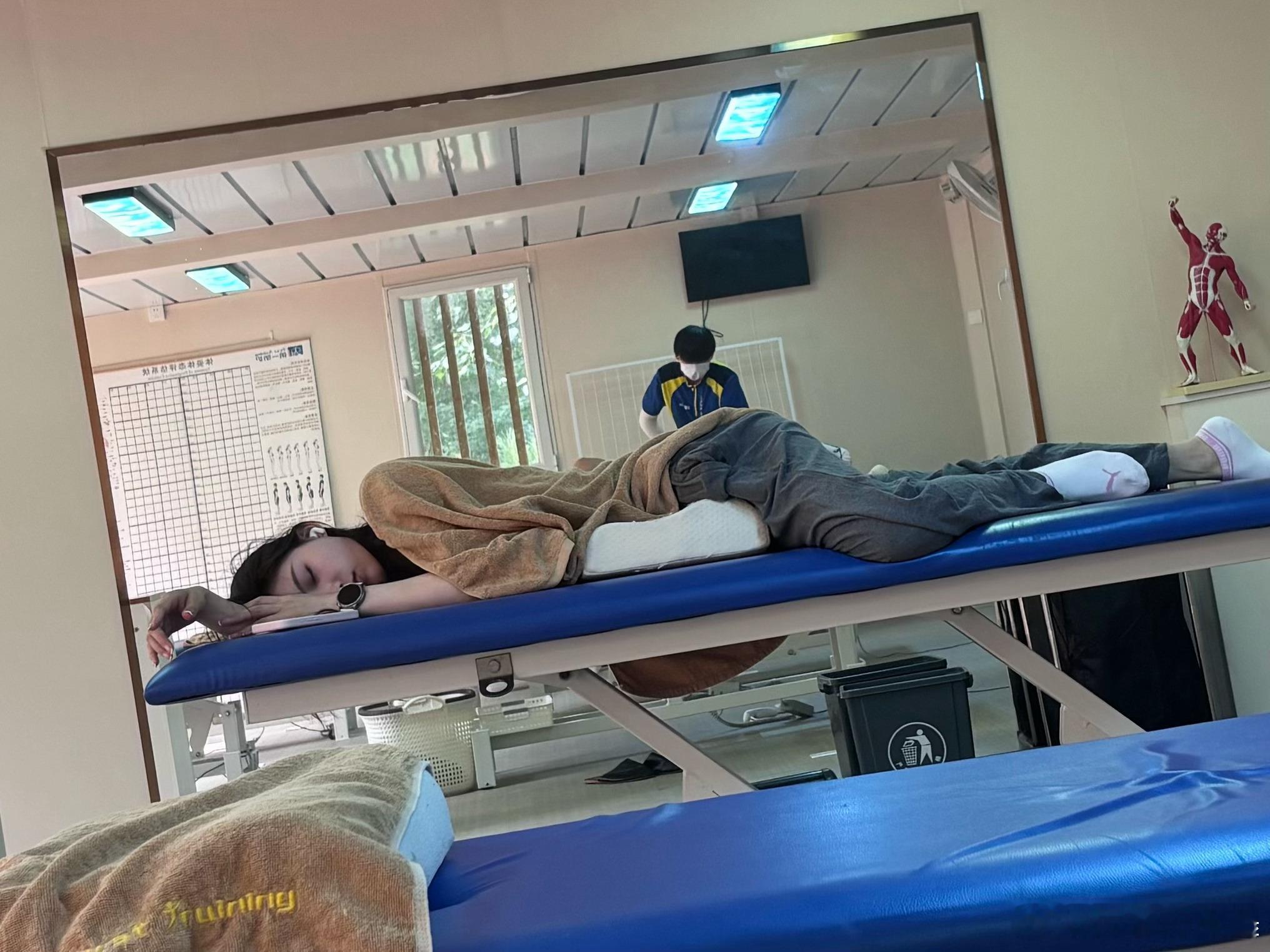 昨晚就睡3个半小时，今天五点半起来跑步，跑完步做拉伸，然后我就直接睡着了，真的累