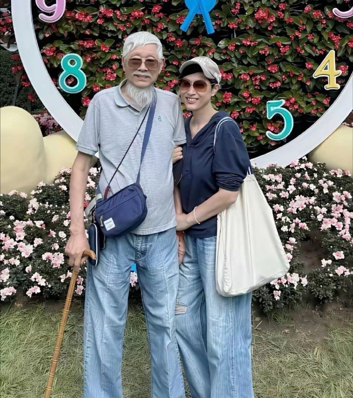 陈法蓉已然58岁，依旧是爸爸疼爱的乖女儿，这样的生活状态，看着也格外舒心自在。