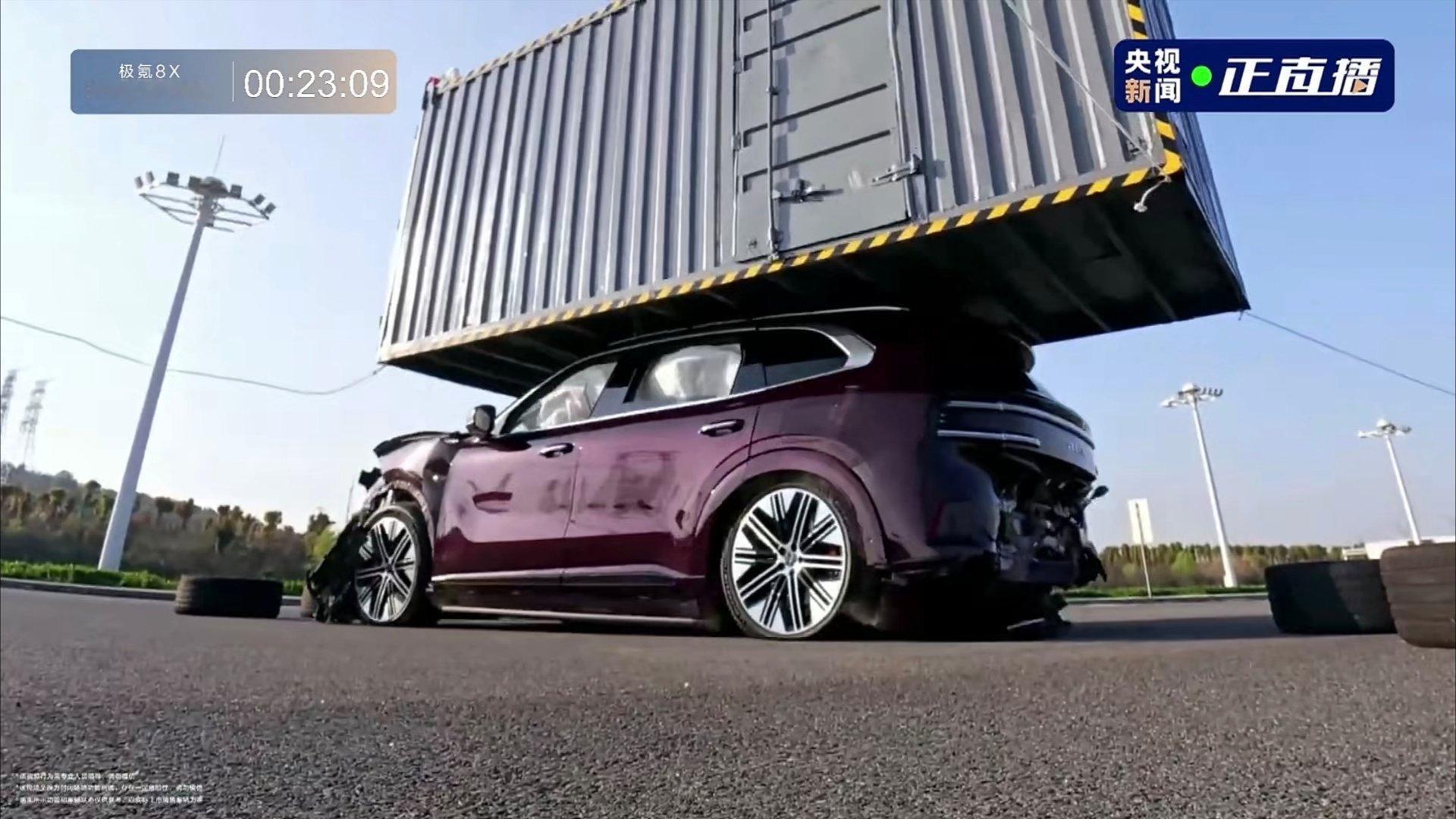 极氪8X真的好硬啊不愧是“公路坦氪”泰山压顶还不够正面撞击侧面撞击还有追