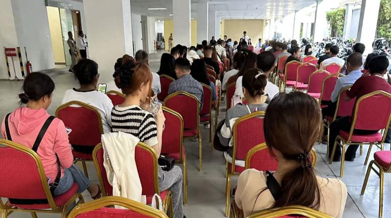 汇旺银行的大批储户是求告无门！柬埔寨国家银行呼吁储户来登记，结果来了这么多人