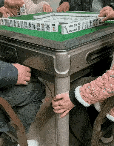 麻将桌下的拉手游戏！