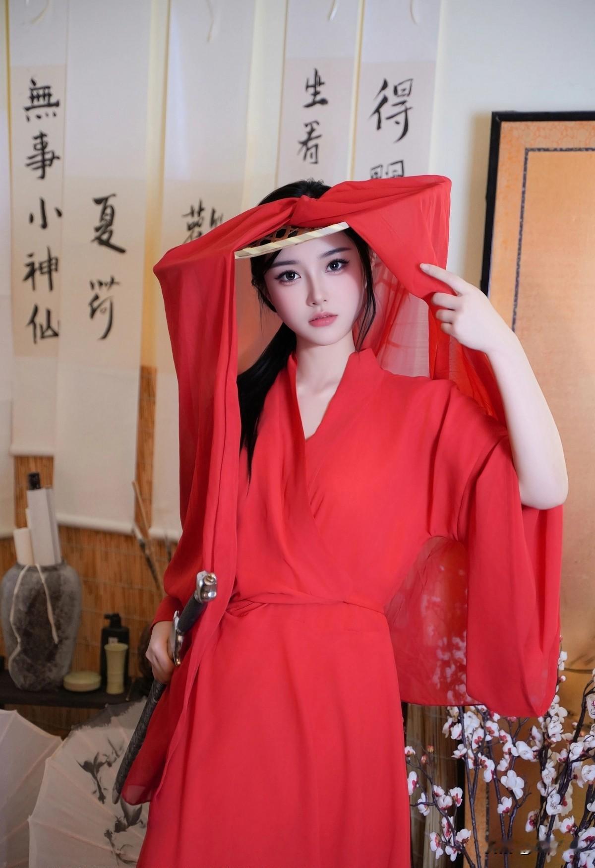 红衣仙女下凡，古风韵味十足！🌸👗这身着红衣的仙女，宛如从古老画卷中轻盈逸出。