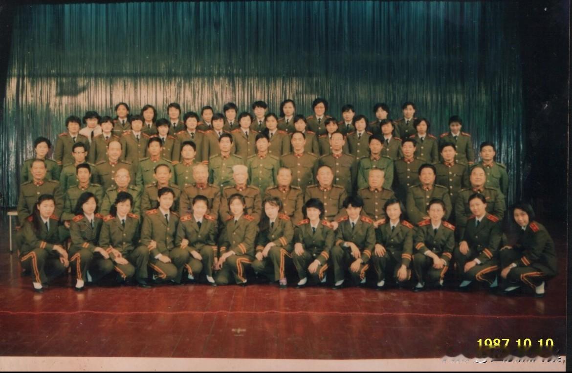 1987年初夏，张震将军赴美进行交流期间，美军一支女子军乐队的突出表现给张震将军