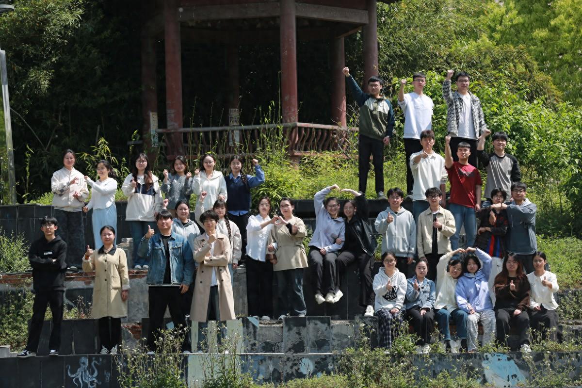太励志！河南某高校4个宿舍24人全员考研上岸。一边是连夜刷题的宿舍灯