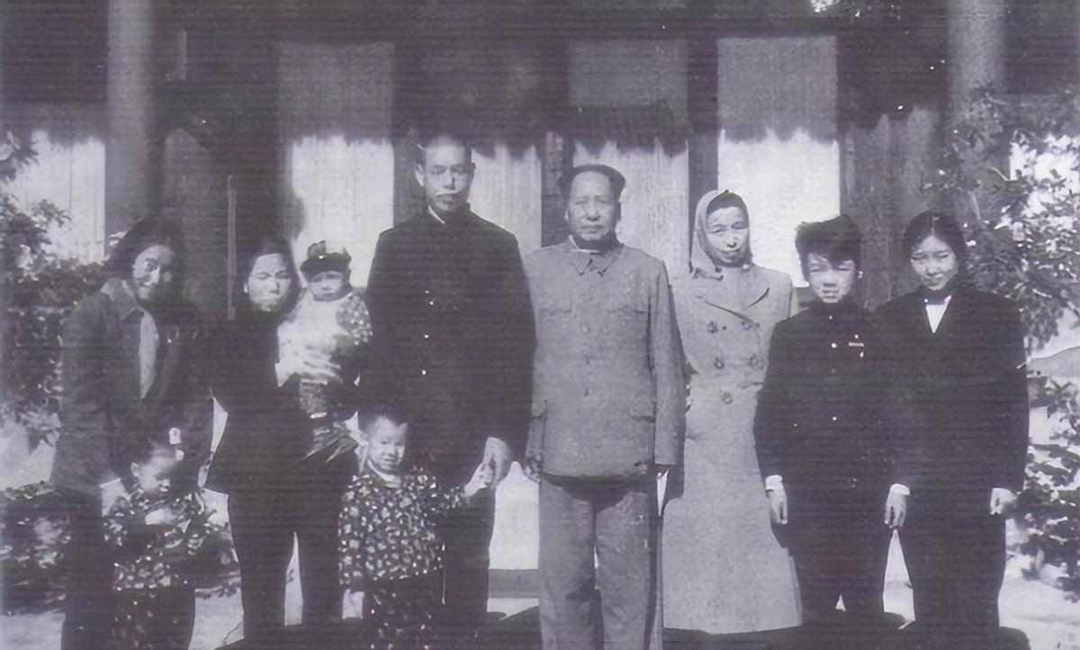 81年一位老人去世，毛主席女儿亲自送上花圈，人们这才了解到他与伟人之间特殊的深厚