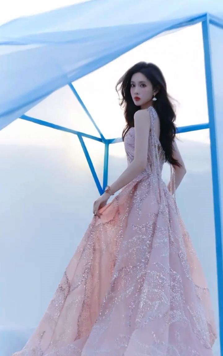 又被孟子义美了一跳，这套衣服好美哦[赞][赞]娱