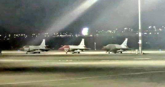 当地时间10月18日，有人拍到三架由中国成飞和巴基斯坦联合开发的JF-17“枭龙