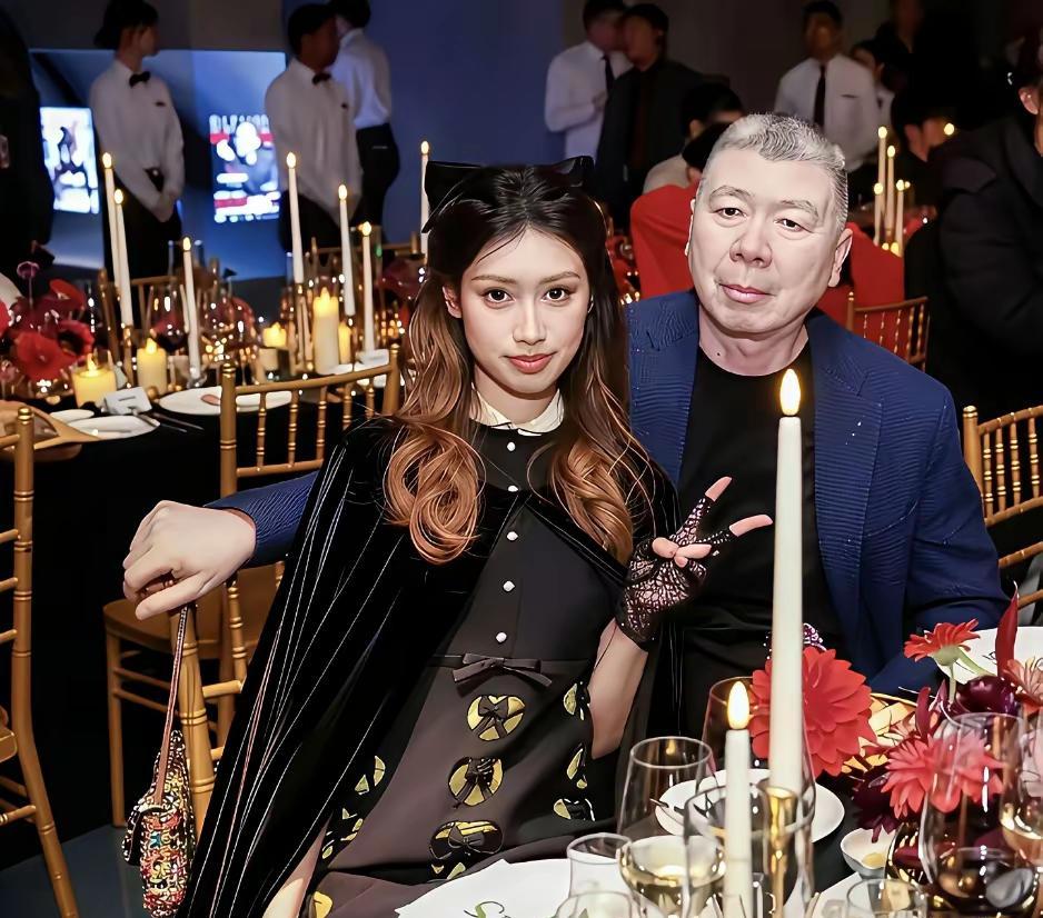 养女儿最怕的不是不亲，而是只亲一个。😔我听说，冯小刚和徐帆的女儿冯朵，今年