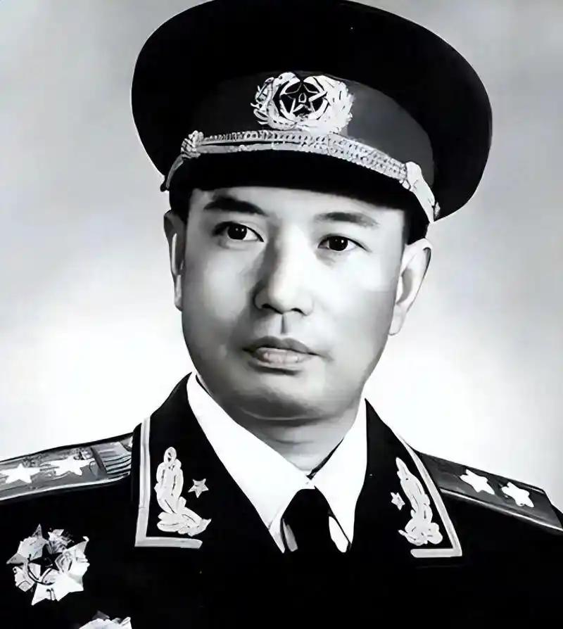 1982年，开国少将尤太忠视察部队，见一副团长好生眼熟，暗骂一句大事不好，立刻打