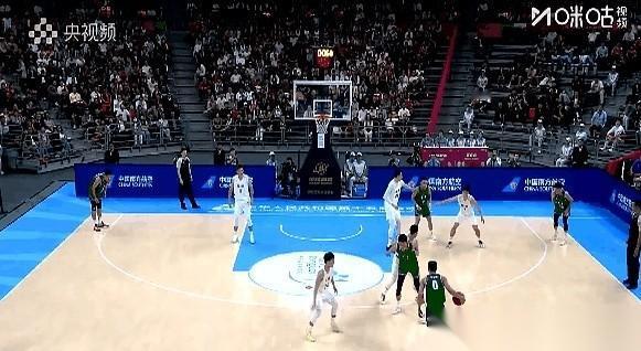 刚打开电视，眼睛还没对上焦呢，一个球“唰”一下，没了。半场结束，压哨，从中线l