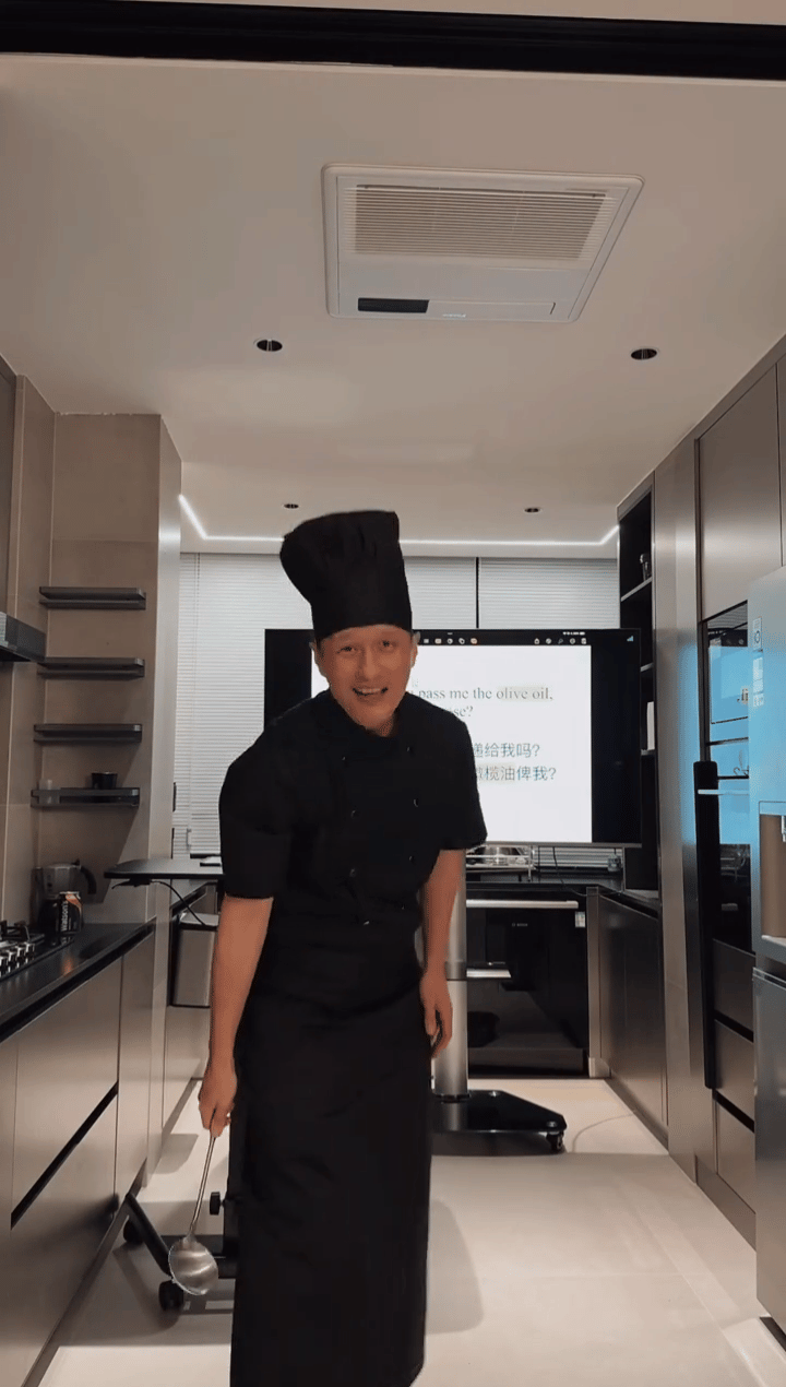 尹子维徐冬冬的英语教学太魔性了！饭勺当教鞭，东北味英语超地道，笑着就被洗脑，记单