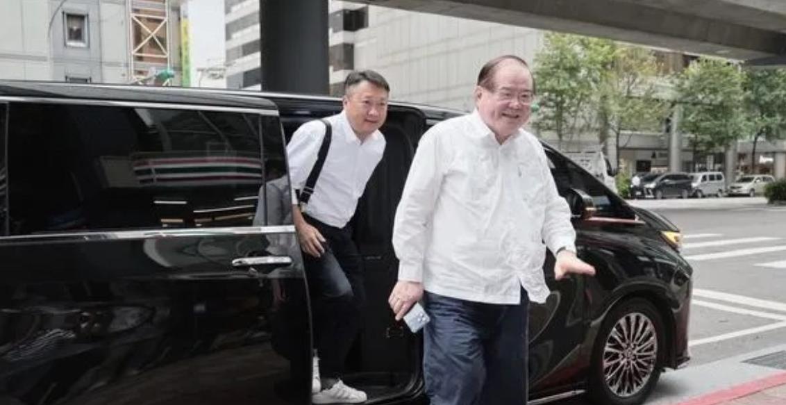 近日，国民党副主席李乾龙的车被定位追踪，尹乃菁影射，此事跟民进党当局赖某有关。侯