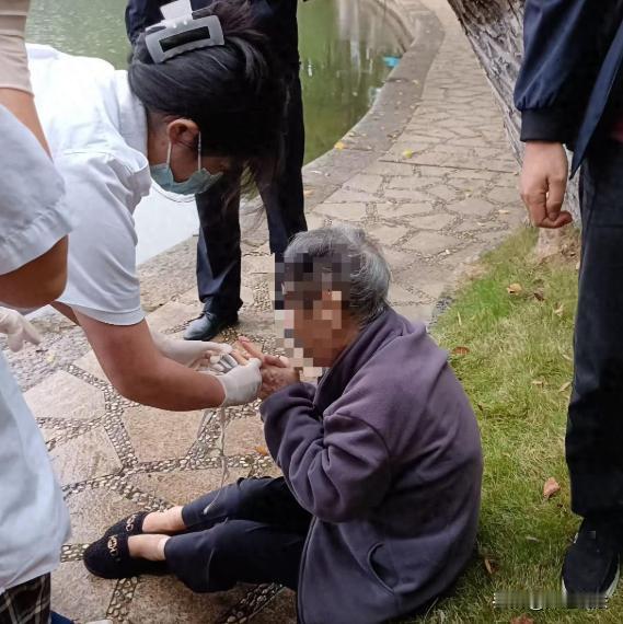 湖南长沙，烈士公园年嘉湖内一位8旬老人不慎落水，67岁的粟先生散步时听到呼救，因