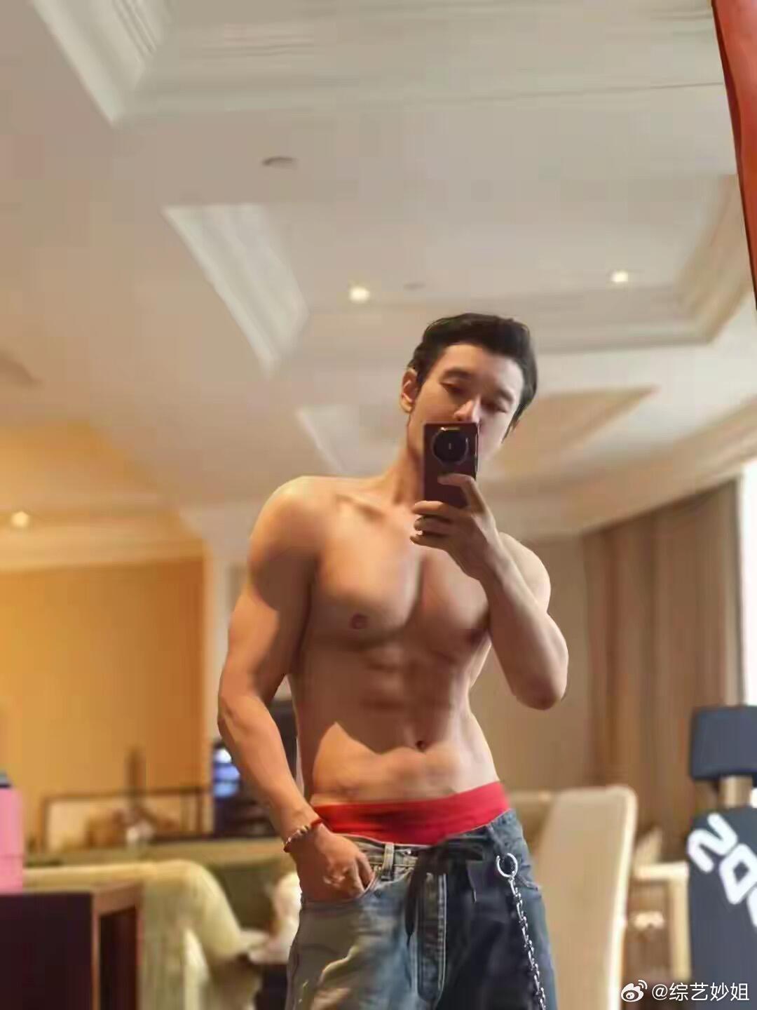 黄晓明说58岁还要露腹肌黄晓明一点也看不出来是快50岁的人啊！这胸肌腹肌太强了