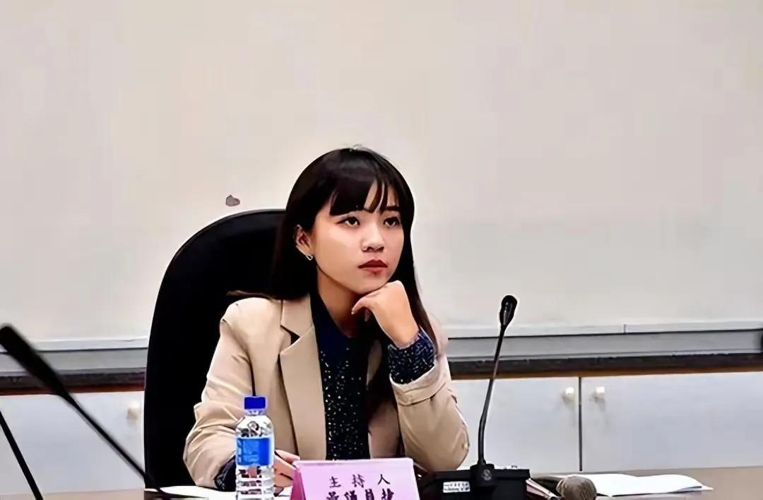 黄捷肯定得了失心疯，竟然昨天在赶赴云林县陪同罢免国民党立委团体扫街时说，国民党昨