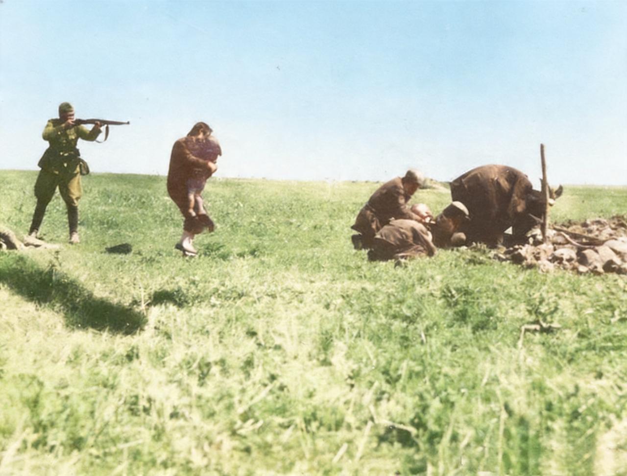 这是1942年德国特别行动队枪杀乌克兰裔犹太人。德国特别行动队又被称为流动屠杀分