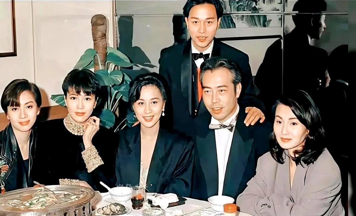 哇，这张老照片真是绝了。中间坐着的，是年轻帅气的陈凯歌导演。旁边围着一圈香港