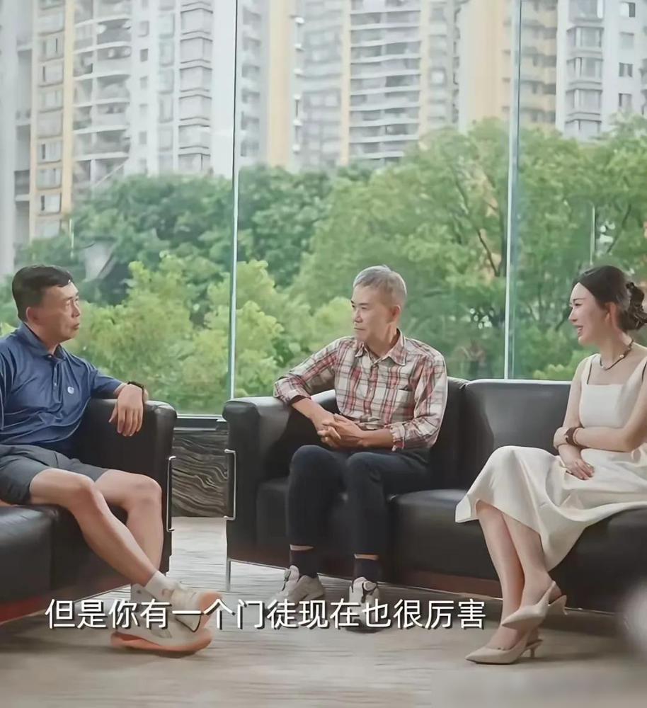 王石在段永平面前，明显没有了自信。段永平一件商务polo衫，短裤，运动鞋，一副松