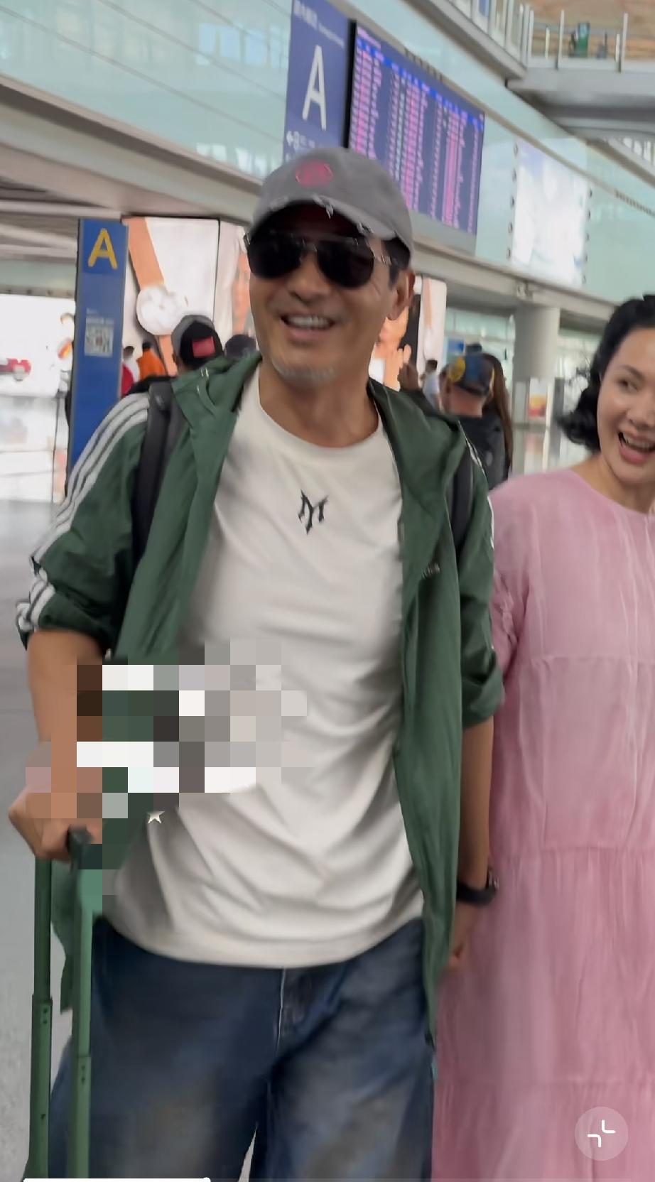 9月9日，郭晓东外出工作回到北京机场，妻子程莉莎接机，郭晓东52岁，竟然胡子也白