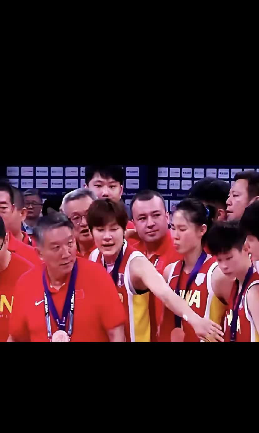 天大的笑话！这就是中国篮协干出来的事情！近日，中国篮协公布了中国女篮集