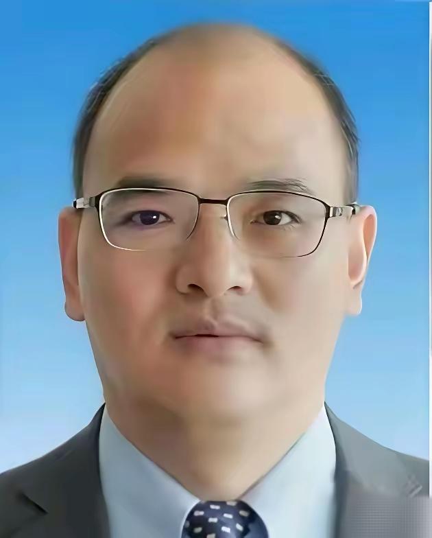 法兰克福机场公务舱休息室，一场酒局刚散场​7个央企出差干部，6个人喝得东倒西歪