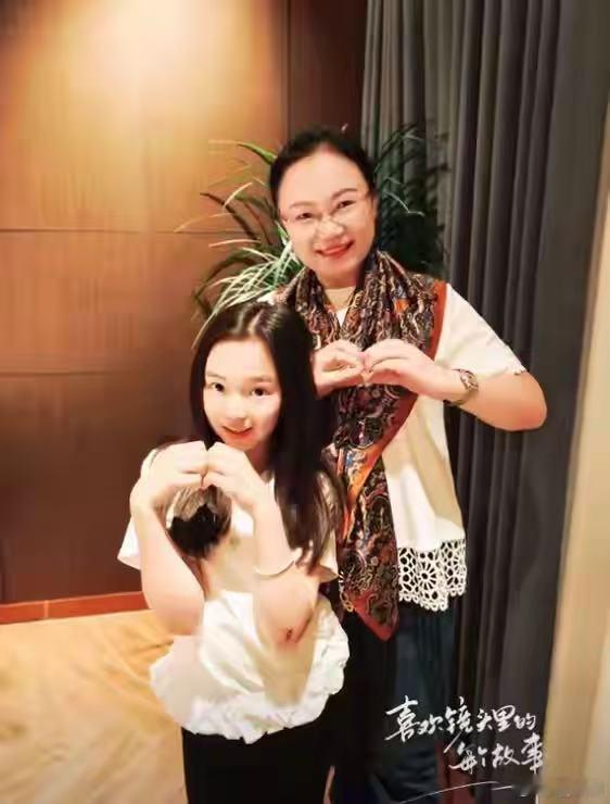 董璇张维伊一家三口与友人聚会，张维伊搂腰董璇，好甜啊