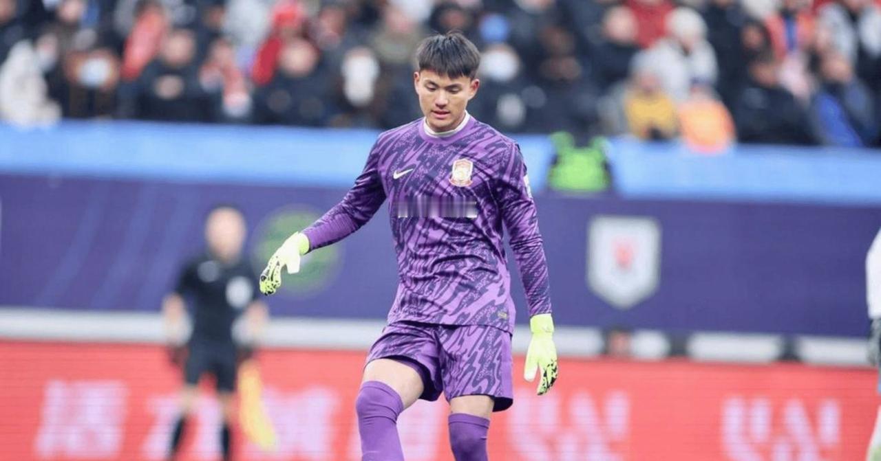 虽然青岛德比没有进球，但比赛还是挺好看的。海牛多次击中门框有些可惜，西海岸在换上